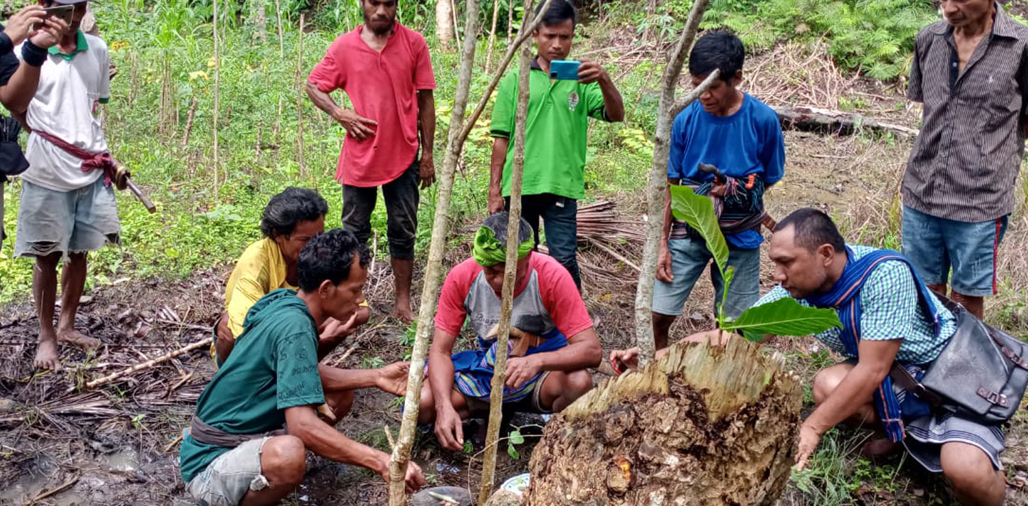 Beberapa warga melakukan Ritual Mata Air