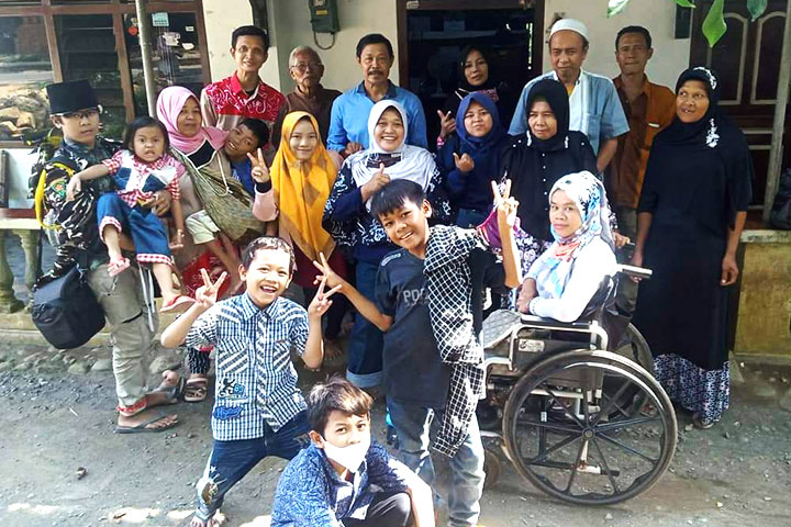 Muinatul Khoiriyah (center, white hijab) with Rumah Inklusif core team and people with disabilities