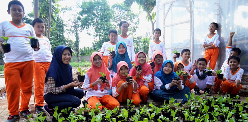 Some elementary school students in a GO GREEN campaign activity | Photo: Rani Amrista