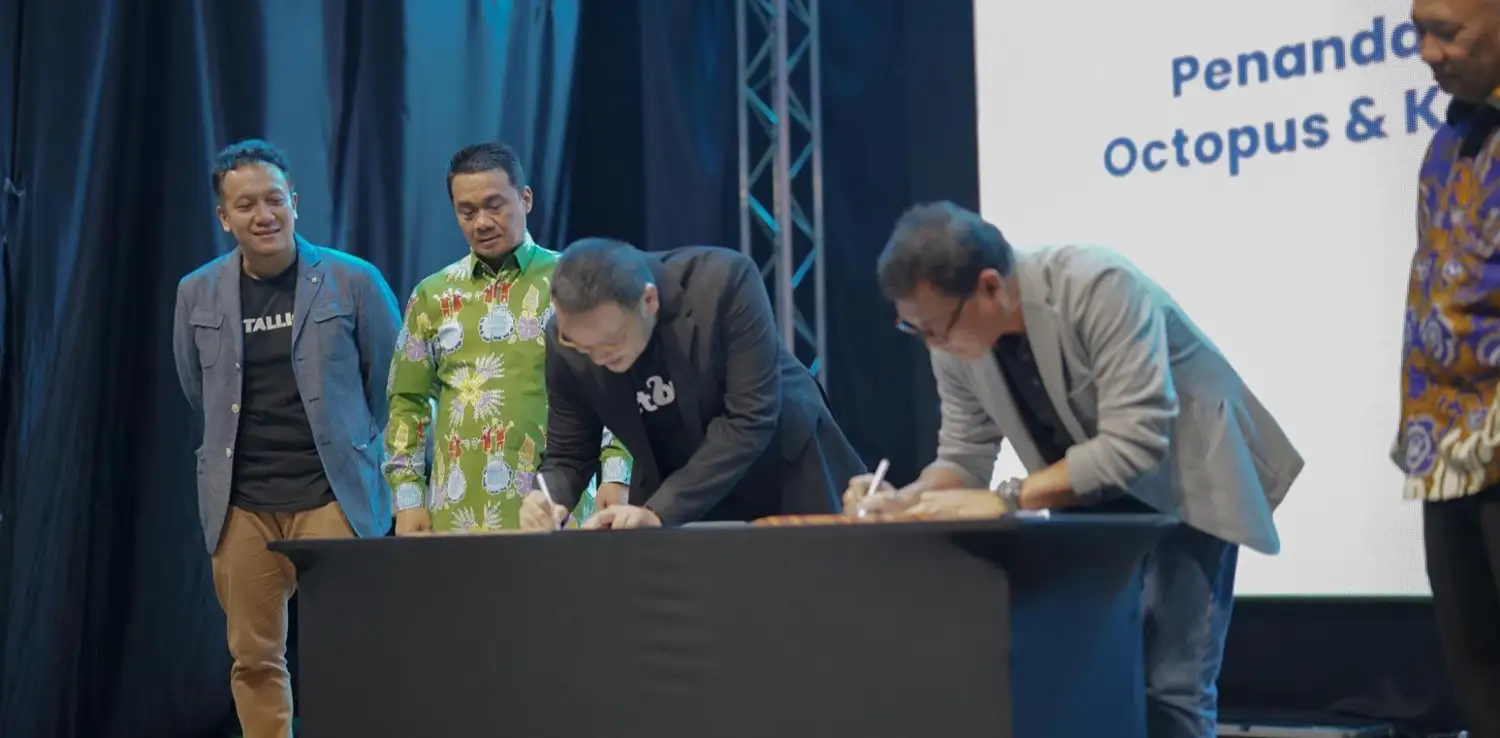 3 men signing a cooperation agreement