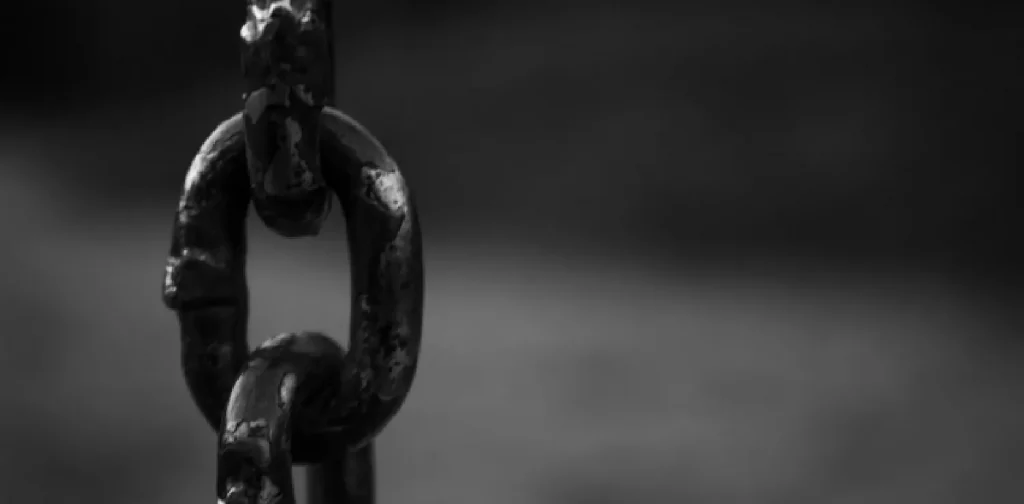 a black and white photo of a black chain