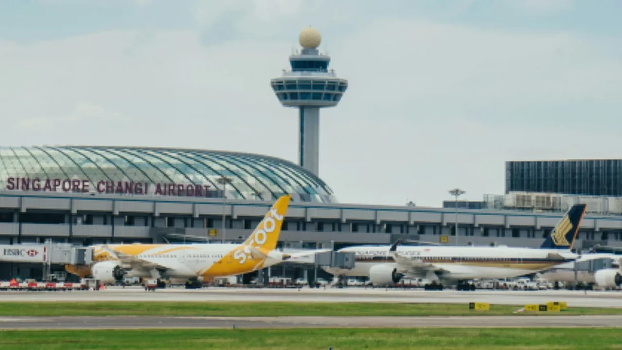 planes at changi airport Singapore during daytime