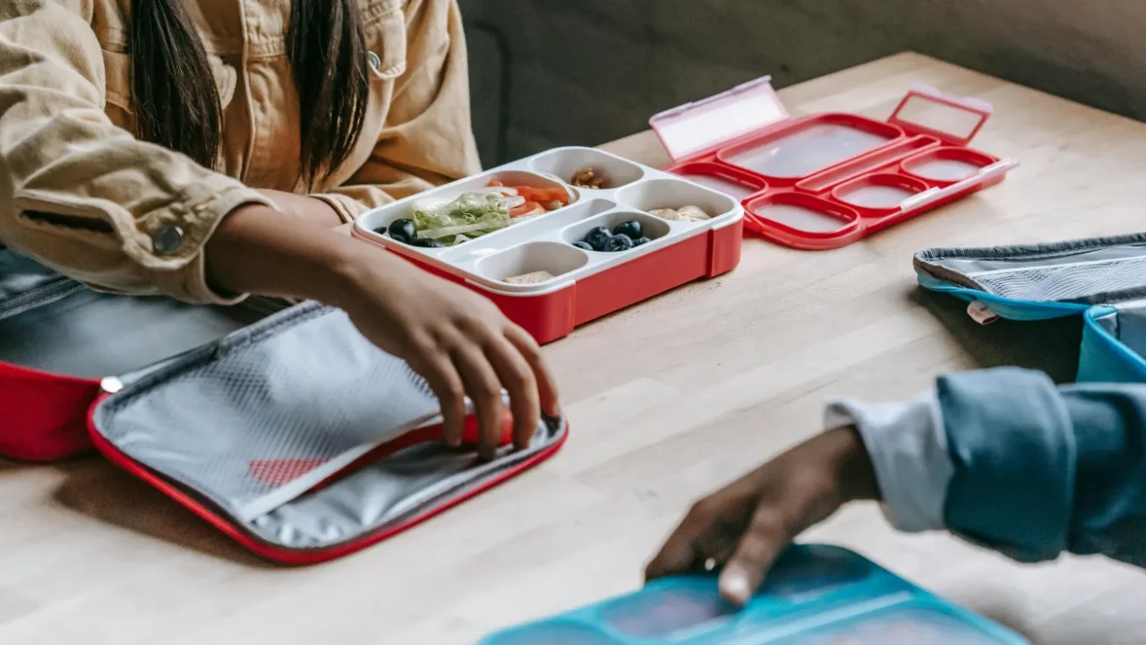 two school children eating lunch