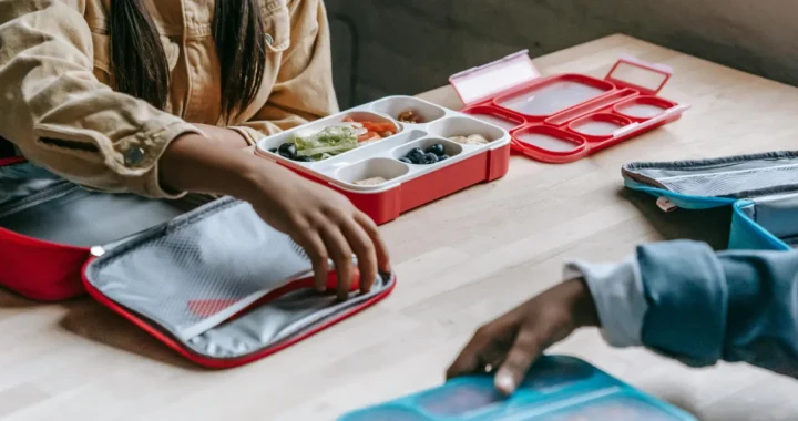 two school children eating lunch