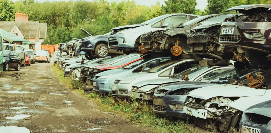 a bunch of old, unused cars in a lot