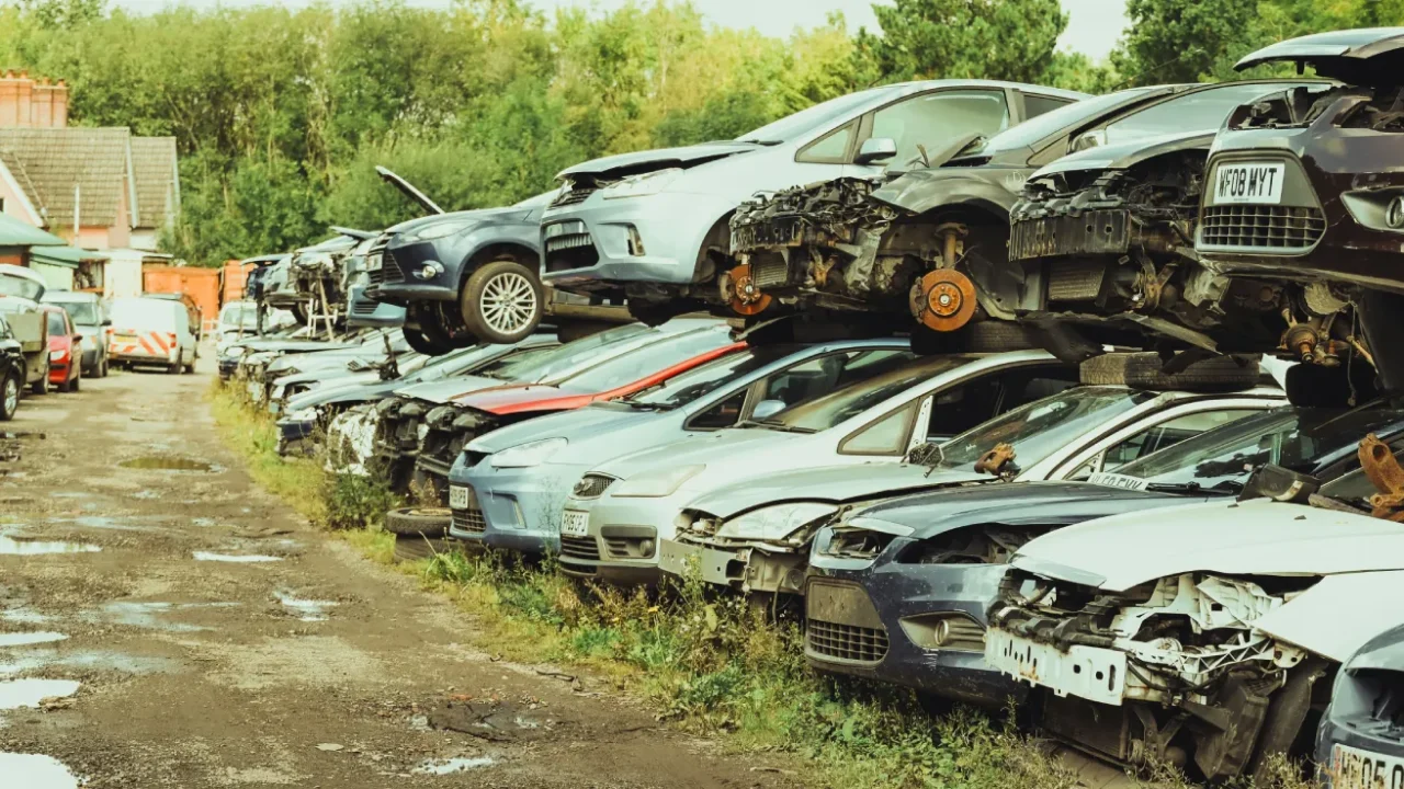 a bunch of old, unused cars in a lot