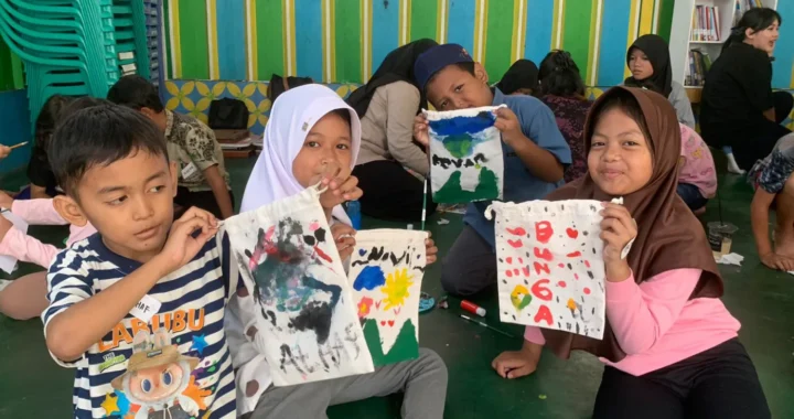 four children at the Inisiasi lantara literacy event posing for the camera with their self-painted book pouches