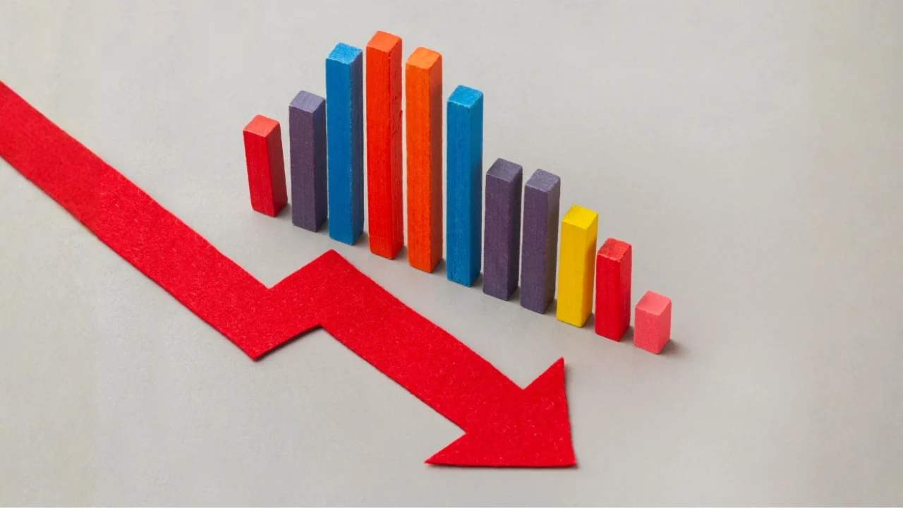 illustration of a colourful graphic with a declining trend and a read arrow on the side