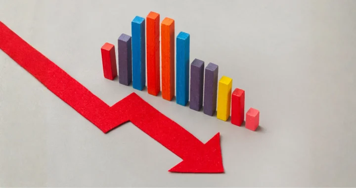 illustration of a colourful graphic with a declining trend and a read arrow on the side