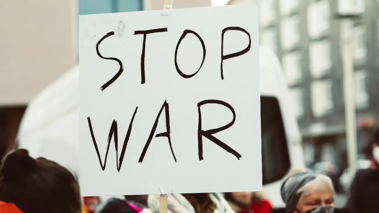 a protest sign that says ‘stop war’